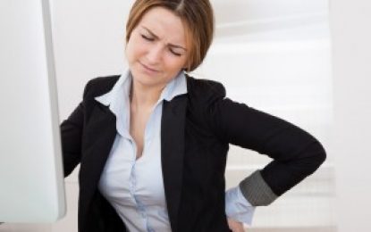Welche Rückenübungen helfen bei falscher Sitzhaltung am Arbeitsplatz?