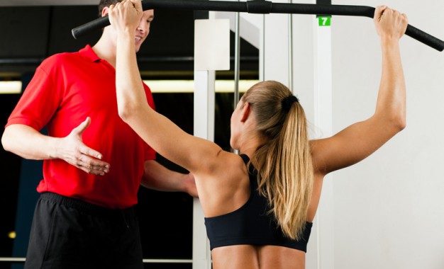 Workout mit dem Personal Trainer vs. Fitnessstudio
